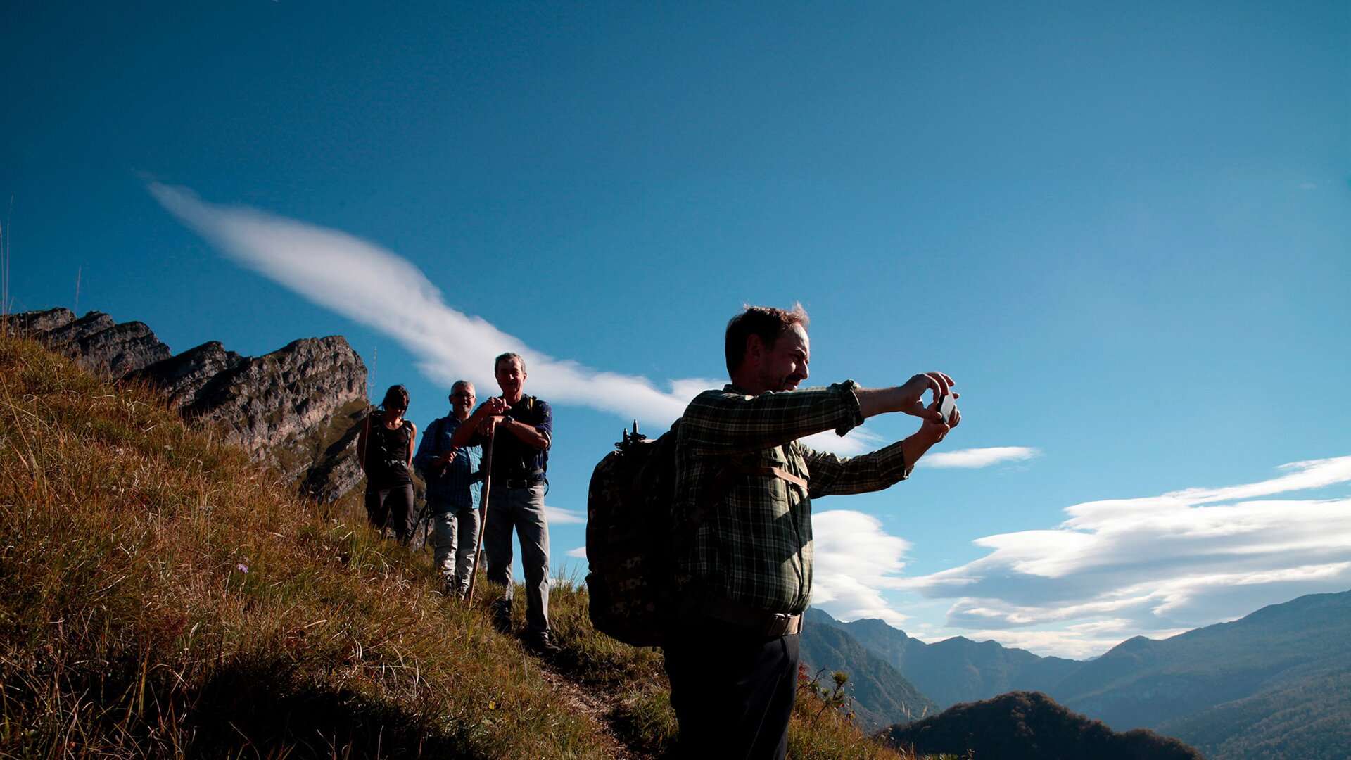 Uomini che fanno trekking in natura