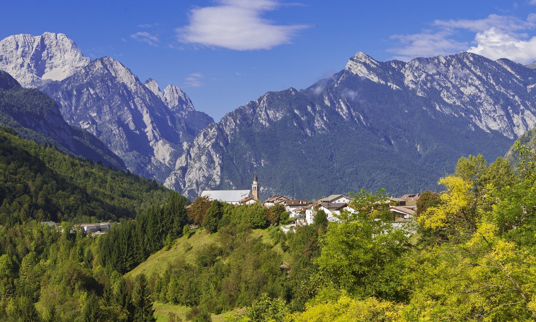 Panoramica di Claut d'estate con le montagne sullo sfondo